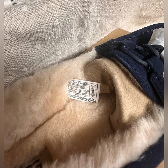 NIB-UGG Litney Women’s Suede Navy slipper - Picture 4 of 5